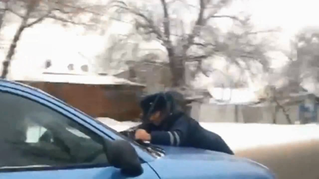 В Бишкеке нарушитель прокатил инспектора на капоте