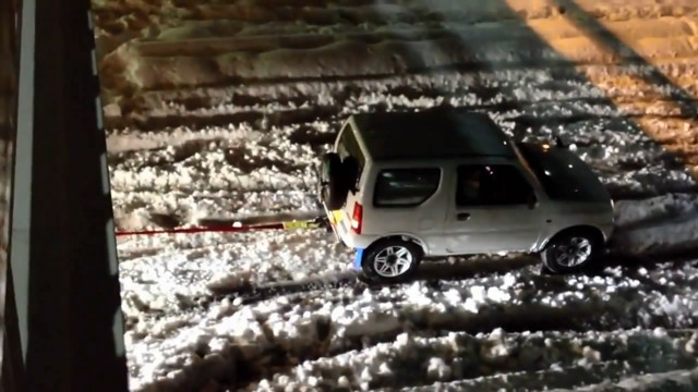 Suzuki Jimny вытаскивает фуру из снега