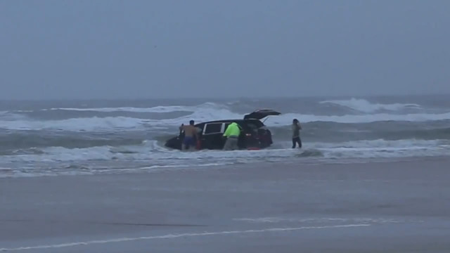 Женщана с тремя детьми въехала в океан