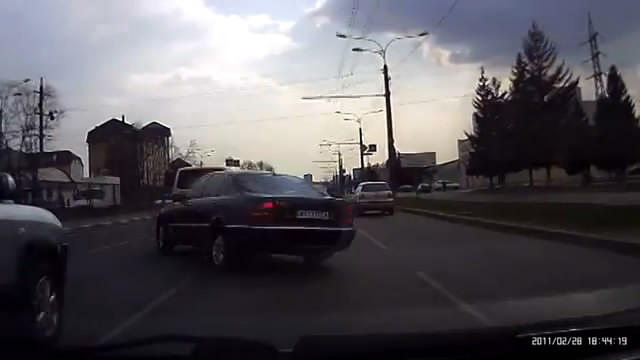 Авария дня 1458. Мерседес вылетел на встречку через забор