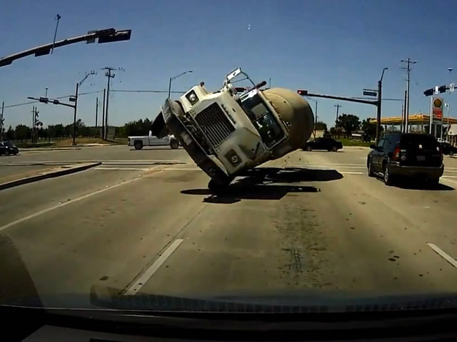 Грузовик вылетел в лоб