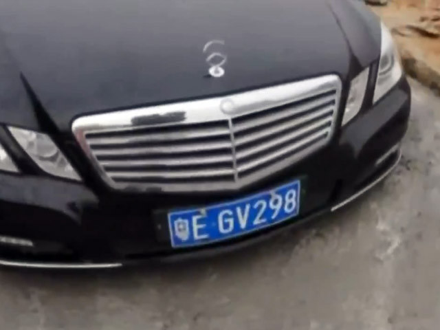 В Китае Mercedes застрял в бетоне