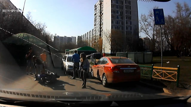 Молодежь на скутере