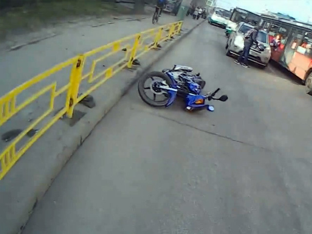 Мотоциклист упал