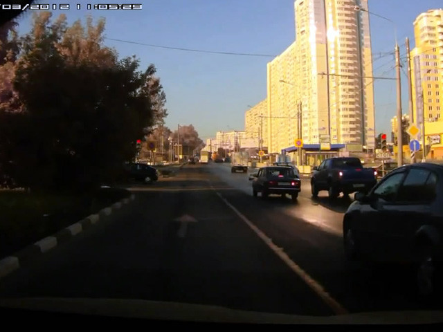 Он ехал прямо