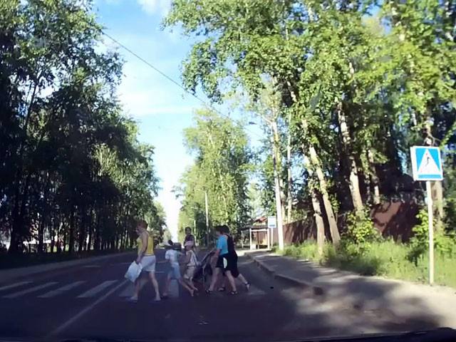 В Перми водитель ВАЗа сбил женщину и двух маленьких девочек