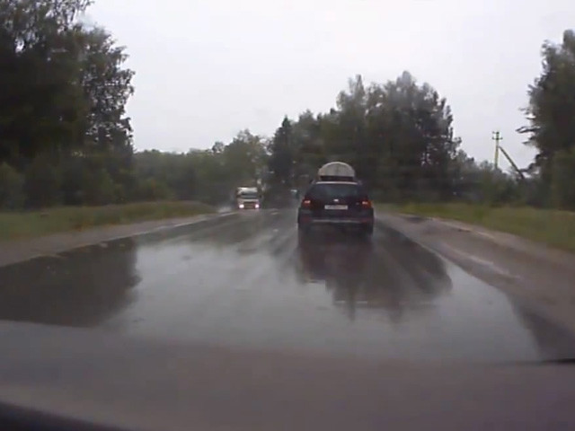 Фура махнукла хвостом