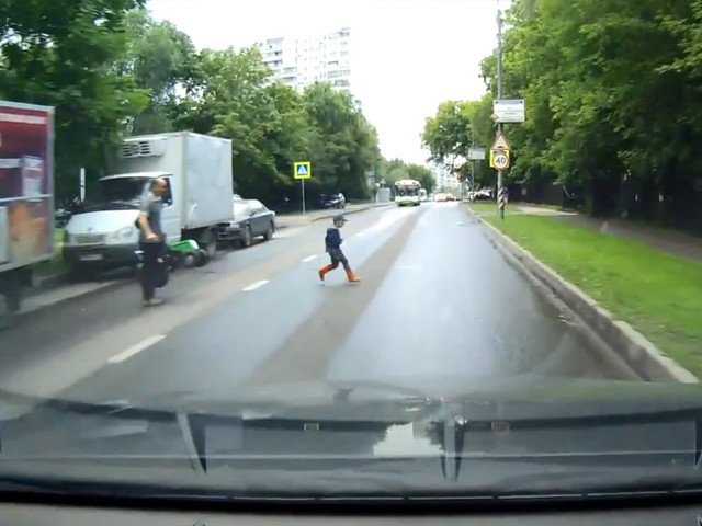 Ребенок выбежал под колеса машины