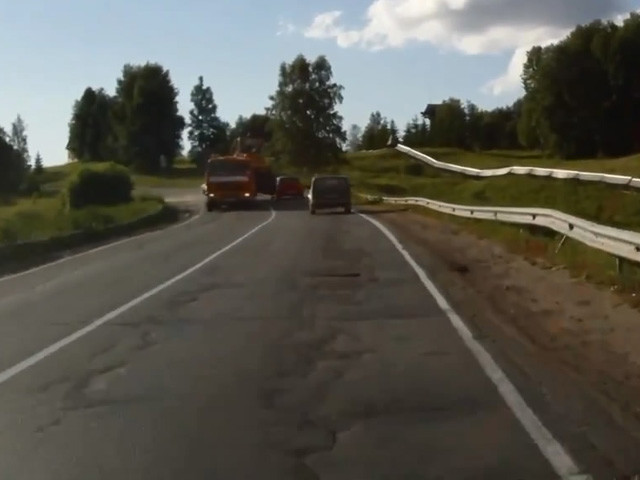 Авария дня 1579. Трактор упал с автоплатформы