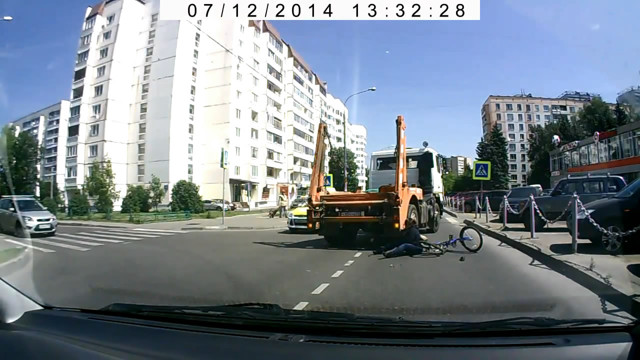 Велосипедистка попала под колесо грузовика