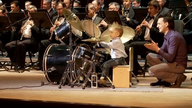 Талантливый трехлетний барабанщик