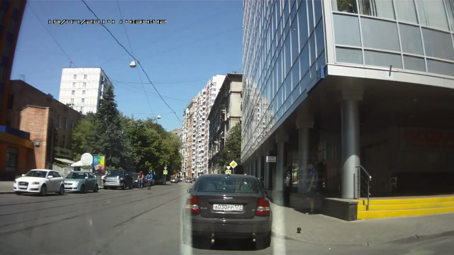 Сбил велосипедиста дверью