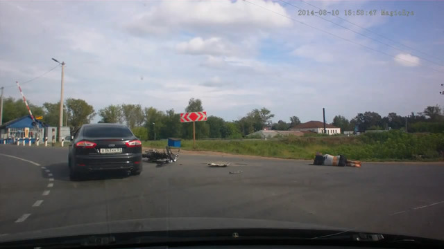Женщина сбила мотоциклиста