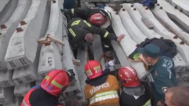 Спасение ребенка зажатого бетонными шпалами