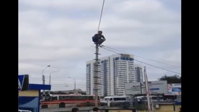 В Ростове-на-Дону  мужчина решил использовать столб для суицида