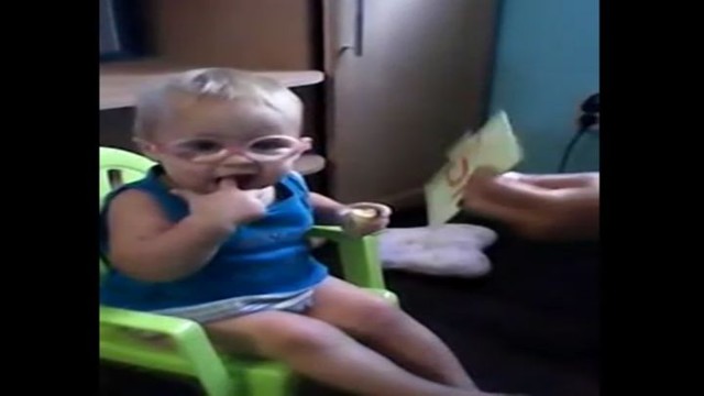 Полуторагодовалая девочка учит алфавит