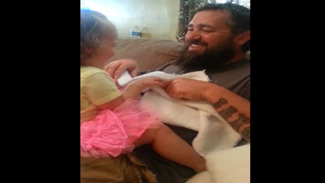 Реакция девочки на сбритую бороду отца