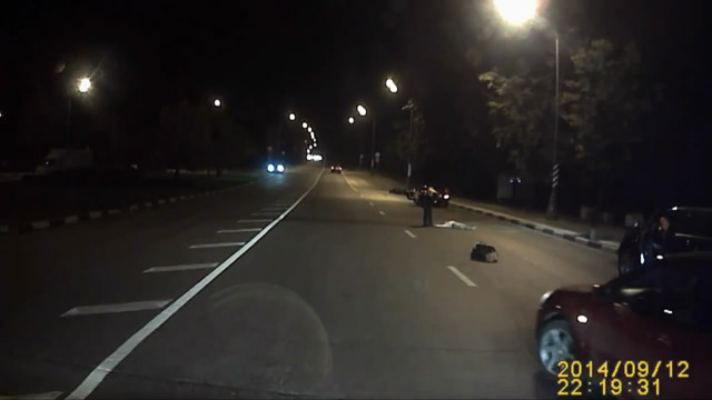 Мотоциклист сбил девушку