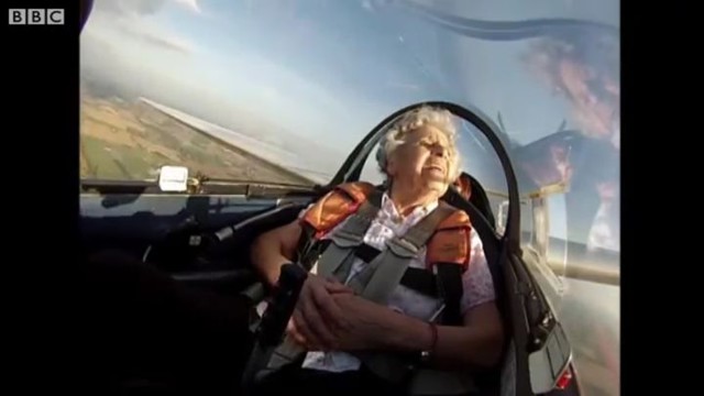 Бабушка отпраздновала свой столетний юбилей мертвой петлей