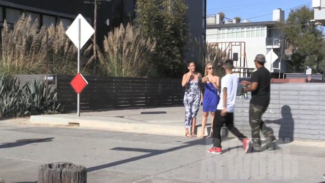 Сдуваем с девчонок юбчонки