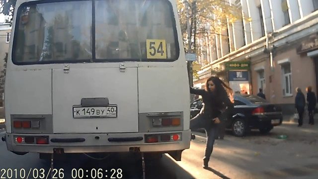 Водитель автобуса протащил пассажирку по асфальту