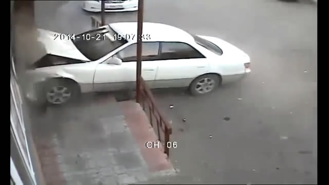 В Уссурийске Тойота въехала в магазин