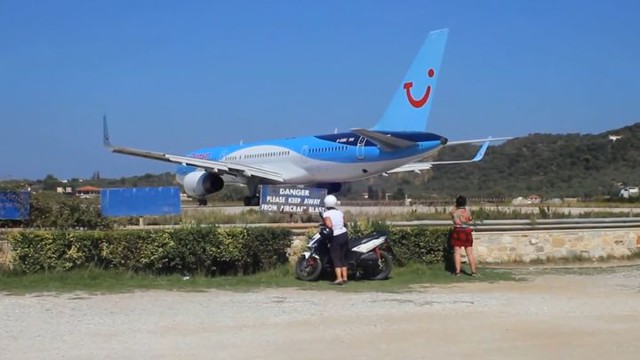 Никогда не стойте позади взлетающего самолета