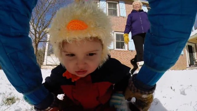 Малыши впервые видят снег