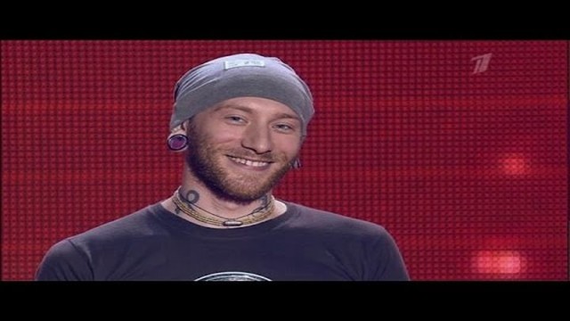 Участник франузского шоу “Голос” Пьер Эдель 