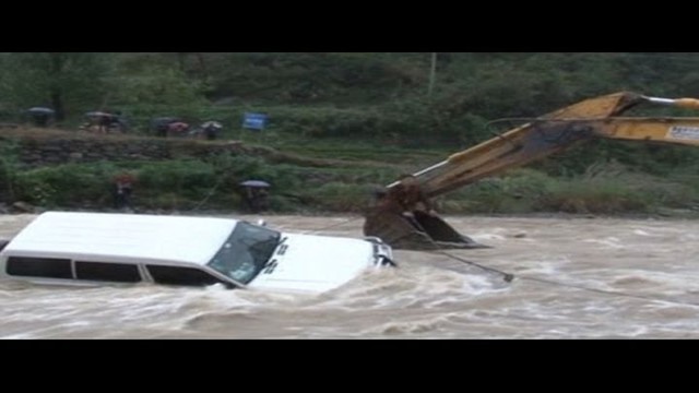 Экскаватор спас водителя из тонущего автомобиля