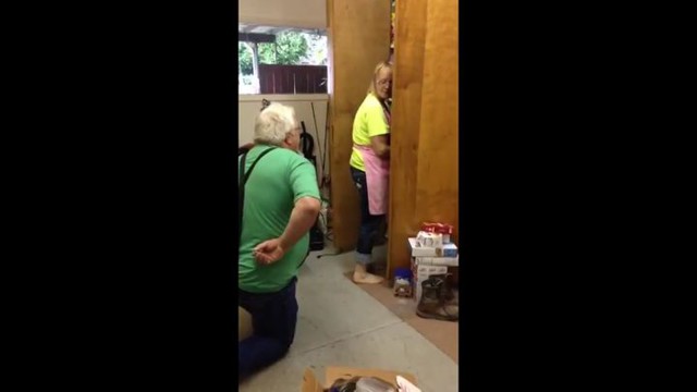 Муж вручил жене кольцо, которое она потеряла 15 лет назад