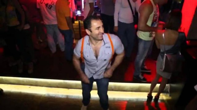 Прикольно танцует