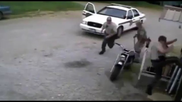  Карате-коп против двери