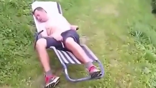 Прикололись над спящим другом