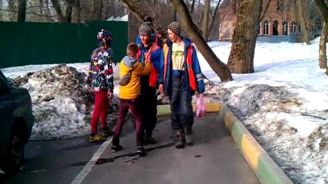 Школьники избивают мигрантов из Таджикистана