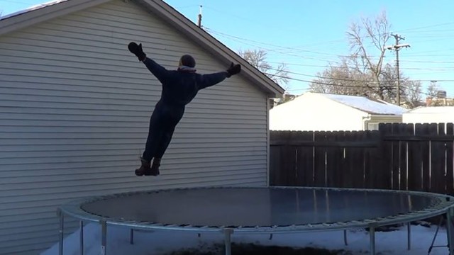 Прыжок на батут покрытый льдом