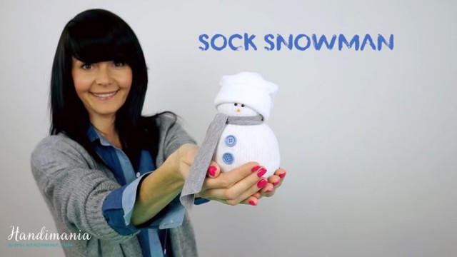 Как превратить белый носок в милого снеговика