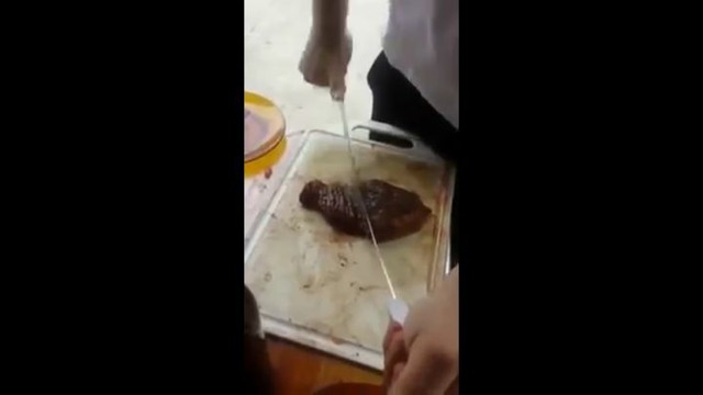 Толковый официант нарезает стейк