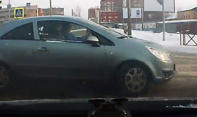 Повернула не глядя