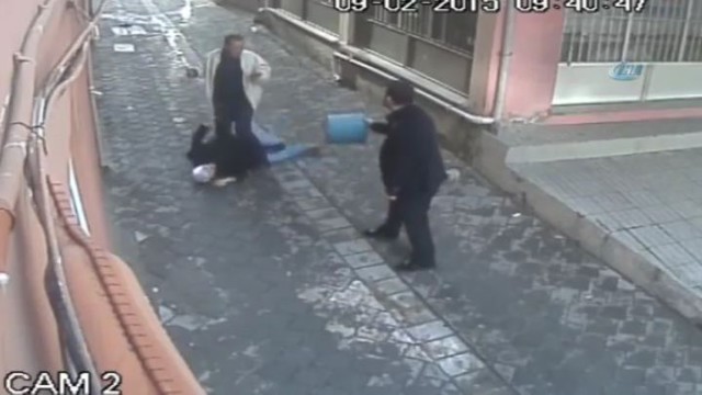 С ведром против ножа