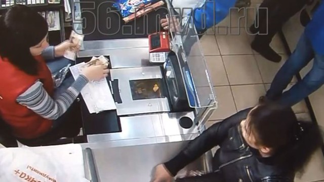 Цыганка обманула кассира супермаркета