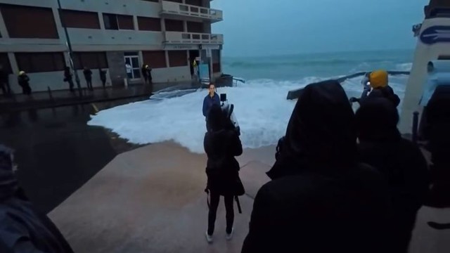 Волна смыла французскую журналистку в прямом эфире