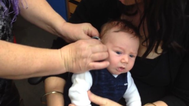 Глухой от рождения малыш впервые слышит голос мамы