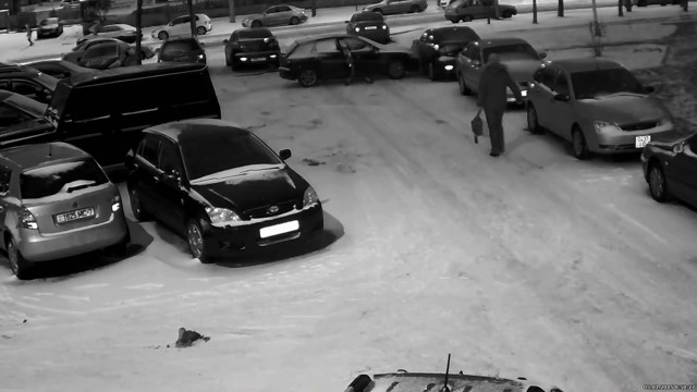 Неуправляемый автомобиль на парковке