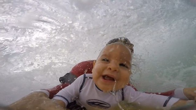 Девятимесячный малыш покоряет волны вместе с папой серфером