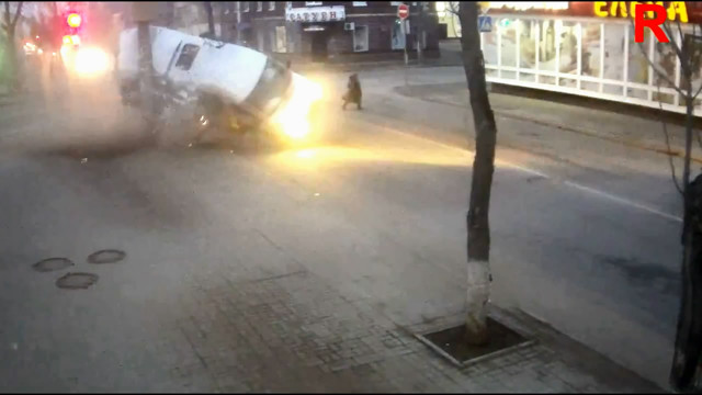 В Калуге маршрутка пыталась проскочить на красный