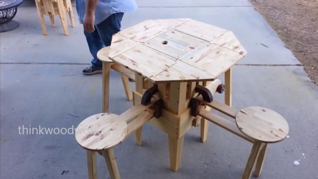 Компактный складной столик для пикника