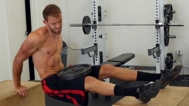 Отсутствие руки не помешало парню держать своё тело в форме