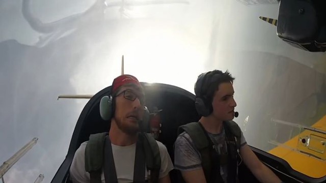 Реакции пассажиров на фигуры высшего пилотажа