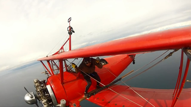 Прогулка по крылу самолета